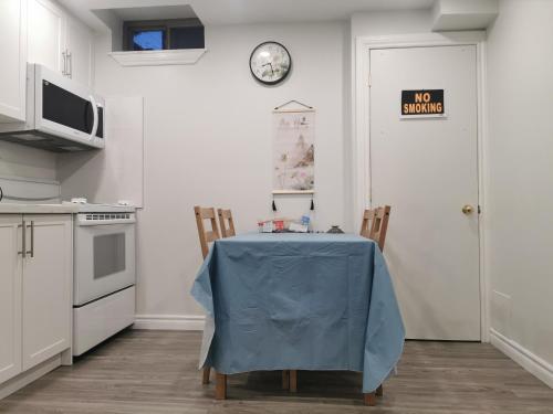 Η κουζίνα ή μικρή κουζίνα στο Perfect location comfort private house lower level 2 bedroom unit