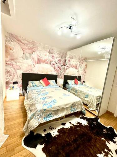 une chambre avec deux lits et un grand miroir dans l'établissement Luxury House Porte VERSAILLES Eiffel, à Paris