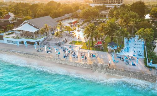 una vista aérea de un parque acuático en la playa en Radisson Resort & Spa Hua Hin, en Cha Am