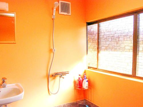 La salle de bains est pourvue d'une douche et d'un lavabo. dans l'établissement Kyoto - House - Vacation STAY 85184, à Shūzan