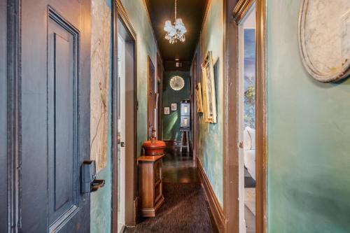 un pasillo de una casa con una puerta y un pasillo en Historic & Charming Victorian Home Sleeps 11, en San Francisco