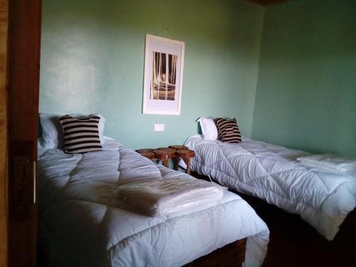 een kamer met 2 bedden in een kamer bij Heaven's Gate in Nakuru