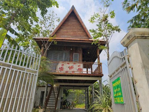 une maison avec un balcon au-dessus d'une clôture dans l'établissement SothAnna Khmer House, à Phnom Penh