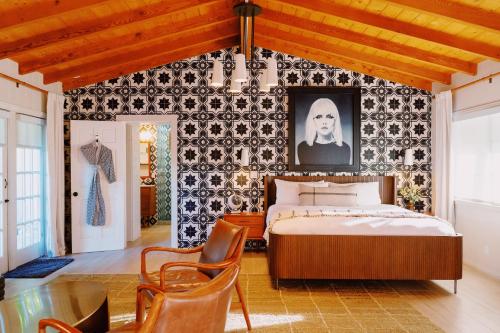 um quarto com uma cama e uma parede em preto e branco em Villa Royale em Palm Springs