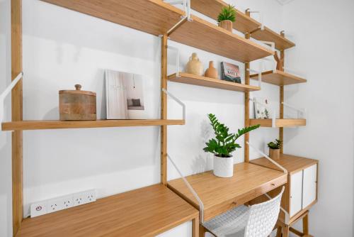 escritorio en una habitación con estanterías de madera en Tropical Refuge, en Stratford