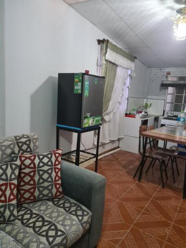 a living room with a couch and a tv and a table at Zeus cómodo e Imperdible in Cochabamba