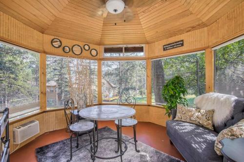 Galeriebild der Unterkunft Wine Gazebo Pikes Peak Mountain Log Cabin in Cascade-Chipita Park