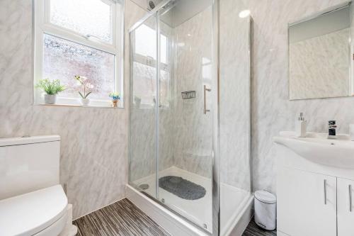 y baño con ducha, aseo y lavamanos. en Pass the Keys Spacious Stylish House, en Mánchester