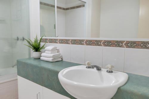 Bilik mandi di Wallaby Beach House - Resort-style Comforts