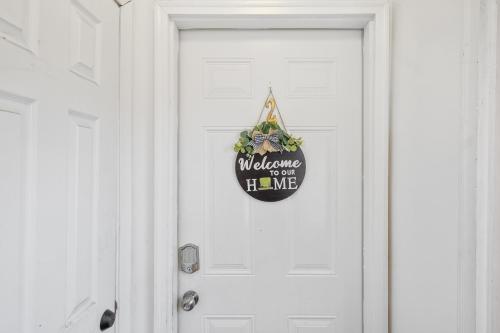 una puerta con una bienvenida a la señal de la colmena en ella en Luxury 2bd Haven in DC's Heart!, en Washington
