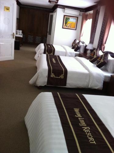 a group of beds in a hotel room at Mango room3 in Xóm Chua Thanh