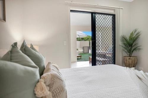 Cama o camas de una habitación en 'Serenity at The Edge' A Private Poolside Apartment