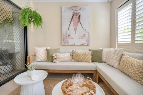 Zona de estar de 'Serenity at The Edge' A Private Poolside Apartment