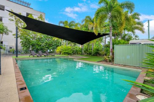 Piscina en o cerca de 'Serenity at The Edge' A Private Poolside Apartment