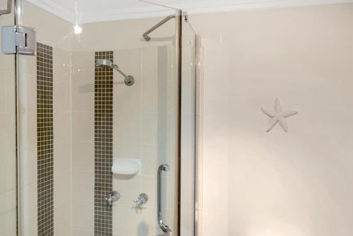 y baño con ducha y puerta de cristal. en Poolside @ Whitfield Waters, en Edge Hill