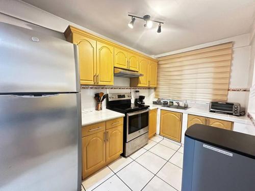 Kitchen o kitchenette sa Nice 3BR-Apartmt in San Benito Top location