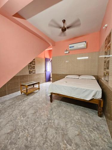 Postel nebo postele na pokoji v ubytování Adithya Stay Ramana