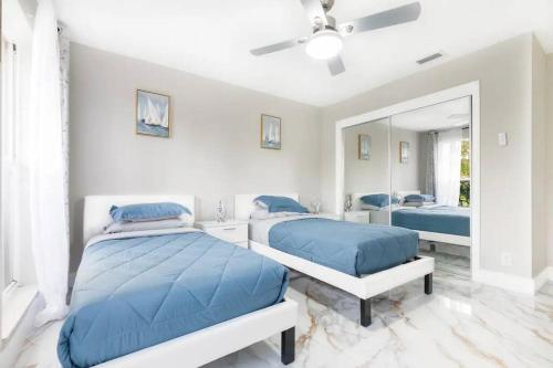 sypialnia z 2 łóżkami i lustrem w obiekcie Modern Lakefront Home w mieście Wellington