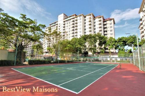 BestView Maisons Private Beach Suites Port Dicksonの敷地内または近くにあるテニス施設またはスカッシュ施設