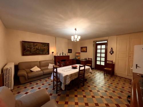 Photo de la galerie de l'établissement Maison rénovée en Berry, parc arboré et équipements complets, à proximité de la rivière et sites touristiques - FR-1-591-106, à Saint-Hilaire-sur-Bénaize