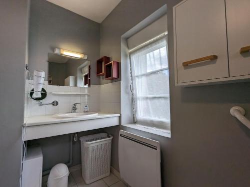 にあるGîte Frédille, 4 pièces, 6 personnes - FR-1-591-217のバスルーム(洗面台、トイレ付)、窓が備わります。