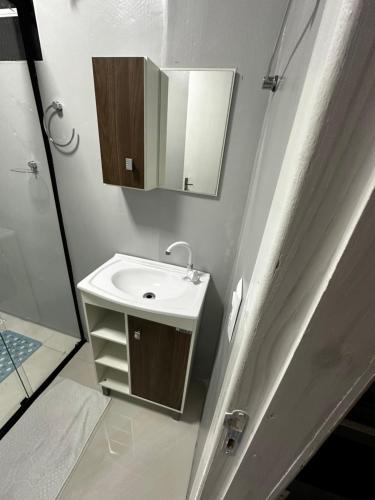 沙佩科的住宿－Loft Lux 7，一间带水槽和镜子的浴室