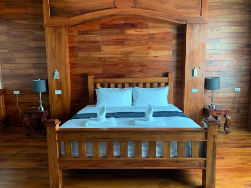 sypialnia z łóżkiem z dwoma łabędziami w obiekcie HotelLaoMixay w mieście Savannakhét
