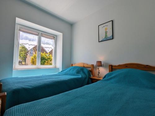 a bedroom with two beds and a window at Fermette rénovée à Argy - Proche forêt et châteaux, jardin, équipement bébé, animaux acceptés - FR-1-591-253 in Argy