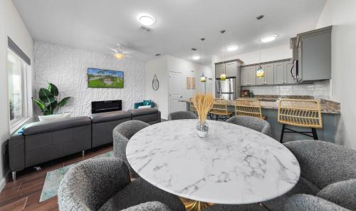 伊莎贝尔港Bayfront Cottage- Pool - Hot Tub - Close to Beach的客厅配有桌椅