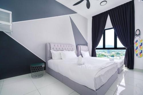 um quarto com uma grande cama branca e uma janela em Ben Cozy Executive Suite 3BR The Horizon Ipoh em Ipoh