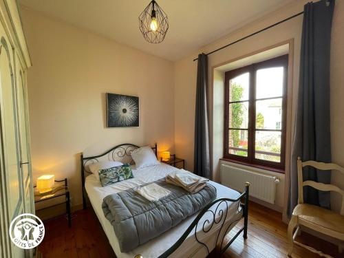 une chambre avec un lit et une fenêtre dans l'établissement Maison de Charme avec Piscine, 4 Chambres, Proche Clisson et Nantes - FR-1-426-93, à Cugand