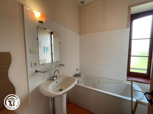 une salle de bain avec un lavabo et une baignoire dans l'établissement Maison de Charme avec Piscine, 4 Chambres, Proche Clisson et Nantes - FR-1-426-93, à Cugand