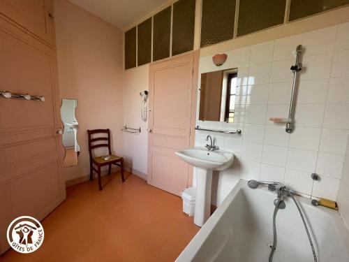 La salle de bains est pourvue d'un lavabo, d'une baignoire et de toilettes. dans l'établissement Maison de caractère avec piscine, 8 pers, proche Puy du Fou et Nantes - FR-1-426-137, à Cugand