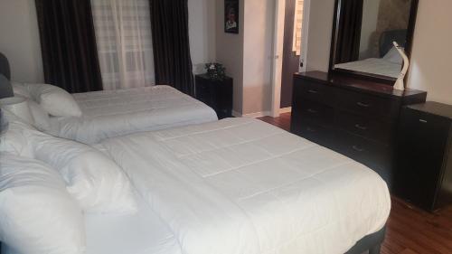 Postel nebo postele na pokoji v ubytování Stylish Ensuite Master bedroom in Kanata South