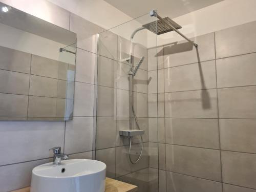ein Bad mit einem Waschbecken und einer Dusche in der Unterkunft Gîte Crevant, 4 pièces, 8 personnes - FR-1-591-310 in Crevant