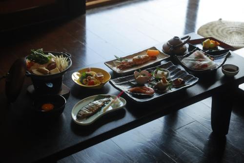 uma mesa com vários pratos de comida em Kutsurogian em Minami Uonuma