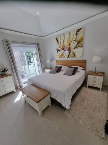 um quarto com uma cama grande e uma janela grande em Beautiful 2-Bed Villa in Quinta do Lago with Pool na Quinta do Lago