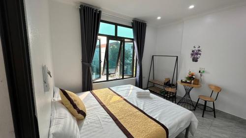 1 dormitorio con cama y ventana grande en Thắng Thủy Tam Cốc Homestay, en Ninh Binh