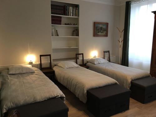 duas camas num quarto com duas lâmpadas acesas em Gîte Saint-Nicolas-de-Port, 4 pièces, 6 personnes - FR-1-584-179 em Saint-Nicolas-de-Port