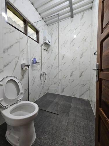A bathroom at villa lestari