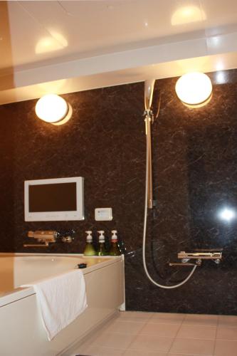 Ένα μπάνιο στο Hotel LiVEMAX Umeda Central