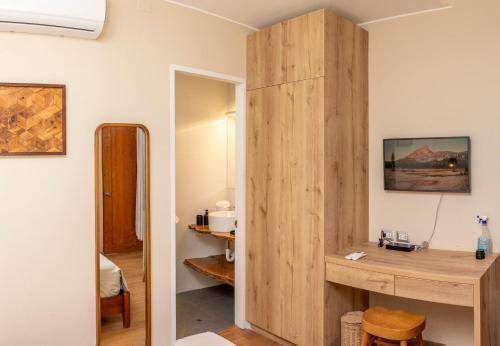 um quarto com uma divisória em madeira e uma secretária em Acari Hotel Resort 