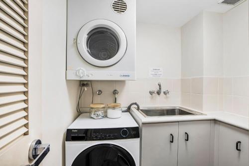 Kuchyň nebo kuchyňský kout v ubytování 'Coral Sea Dreaming' Family Friendly Apartment