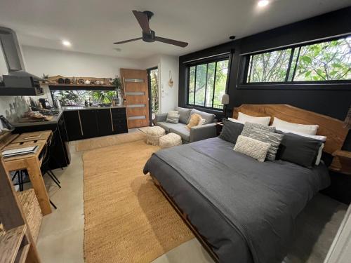 Sunnyside Studio - Pet Friendly Luxury Escape في ميناء ماكواري: غرفة نوم بسرير كبير ومكتب