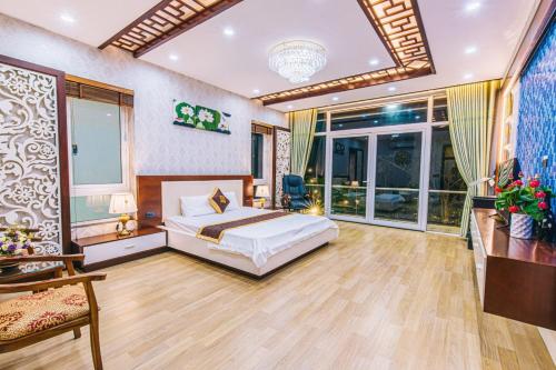 ein Schlafzimmer mit einem Bett und einem großen Fenster in der Unterkunft Villa FLC Sầm Sơn - Sao Biển 101 in Sầm Sơn