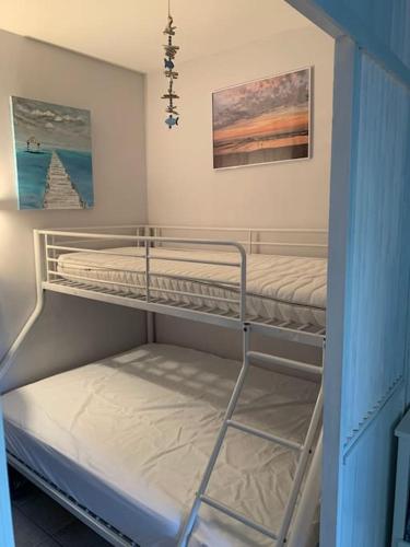 Cette chambre dispose de lits superposés. dans l'établissement soulac sur mer, maison dans résidence proche plage, à Soulac-sur-Mer