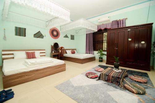 um quarto com duas camas e uma mesa em Wind's House Ha Giang em Ha Giang