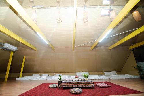 ein Zimmer mit einem Tisch in der Mitte eines Zimmers in der Unterkunft Wind's House Ha Giang in Ha Giang
