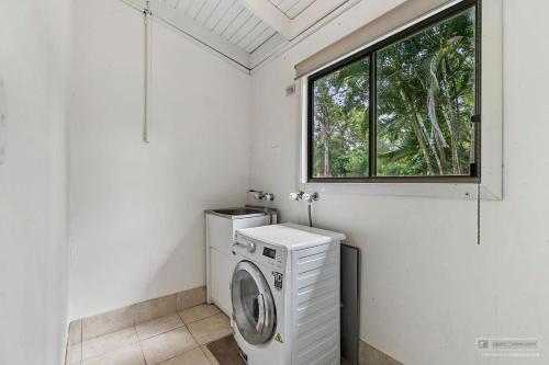 Gambar di galeri bagi White Patch On The Water! di Old Bribie