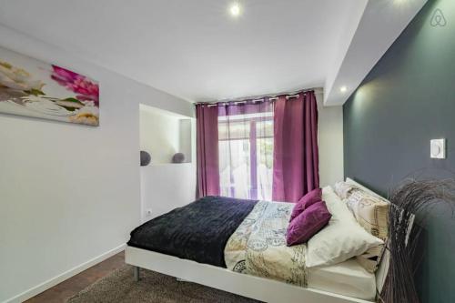 - une chambre avec un lit et une fenêtre avec des rideaux violets dans l'établissement GuestReady - Modern and Spacious Flat near Vaise, à Lyon
